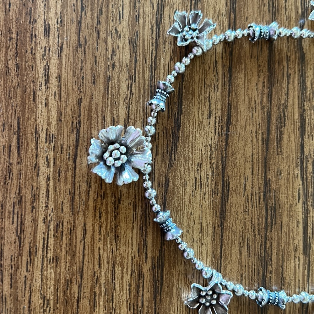 Stunning 925 silver flower necklace.